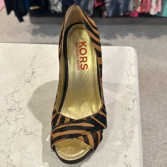 Michael KORS brown and tan zebra print heels - Picture 2 of 3
